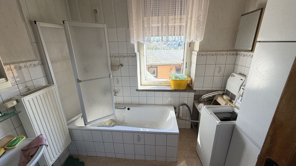 Bad mit Wanne uns WC im 1.OG