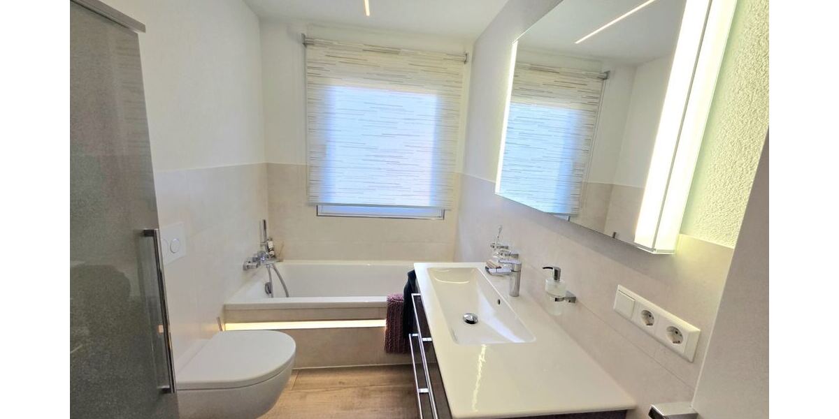 Tageslichtbad mit Badewanne....
