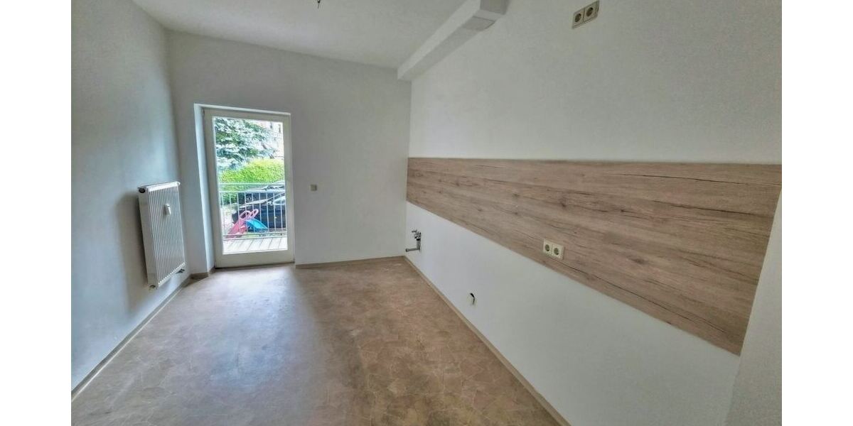 Küche mit Zugang zum Balkon