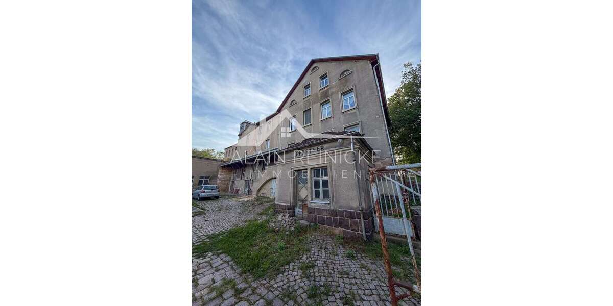 Pförtnerhäuschen vor Fabrik