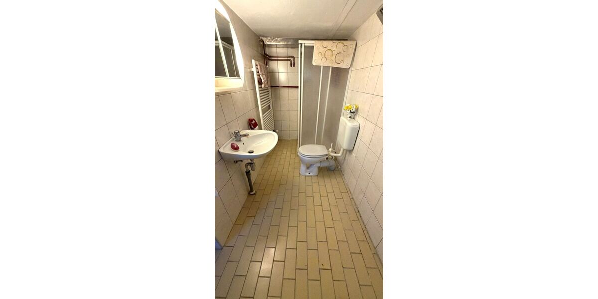 2. Bad mit Dusche und WC im Keller