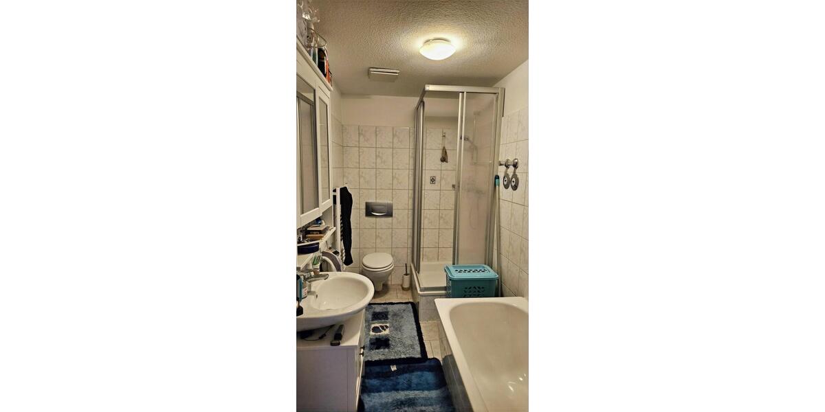 Bad mit Dusche und Badewanne