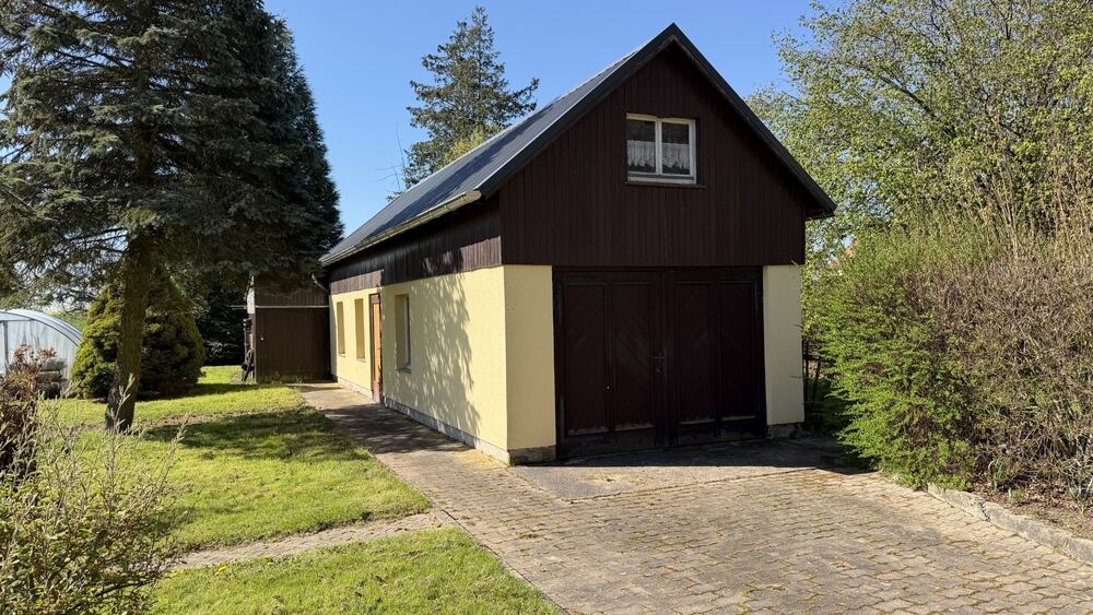 Nebengebäude mit Garage und Werkstatt
