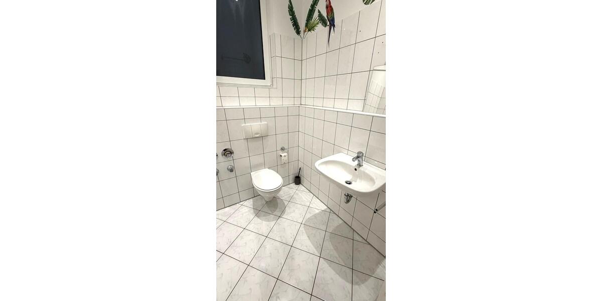 Bad mit Wanne, WC und Waschbecken