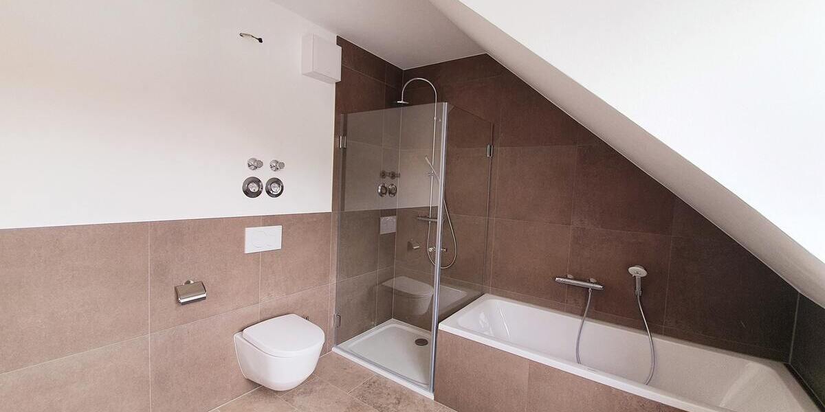 ...mit Wanne und Dusche