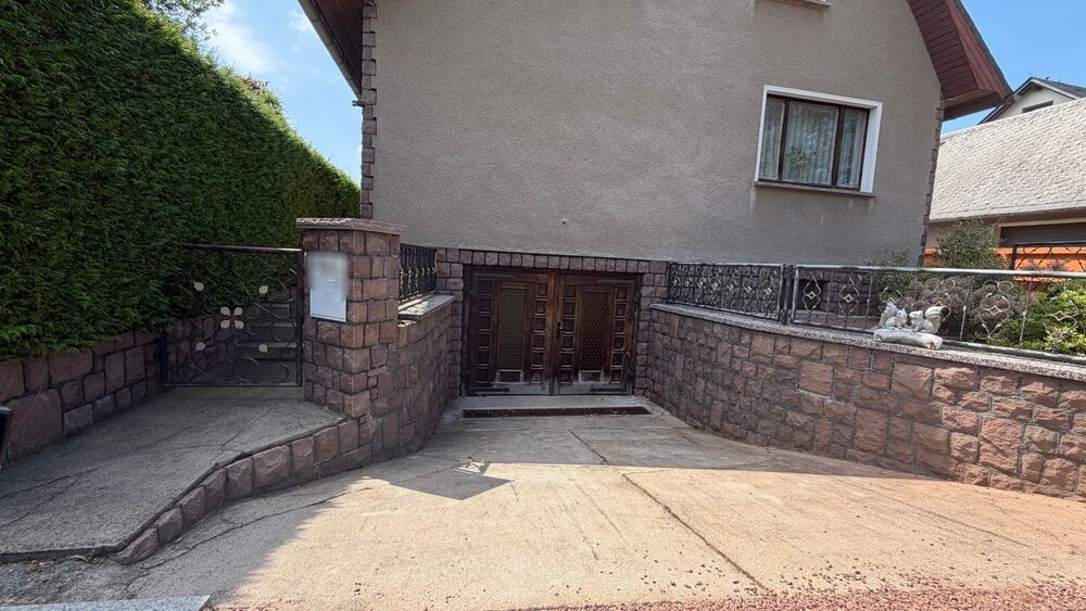 Einfahrt zur Garage im Haus