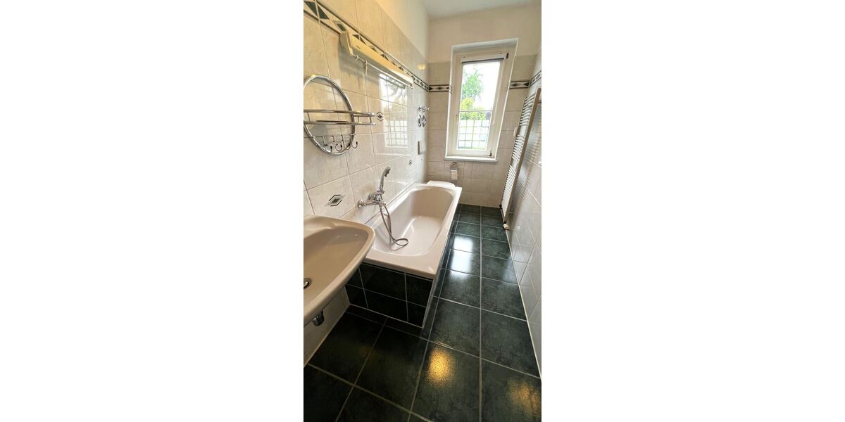 Bad mit Wanne und WC