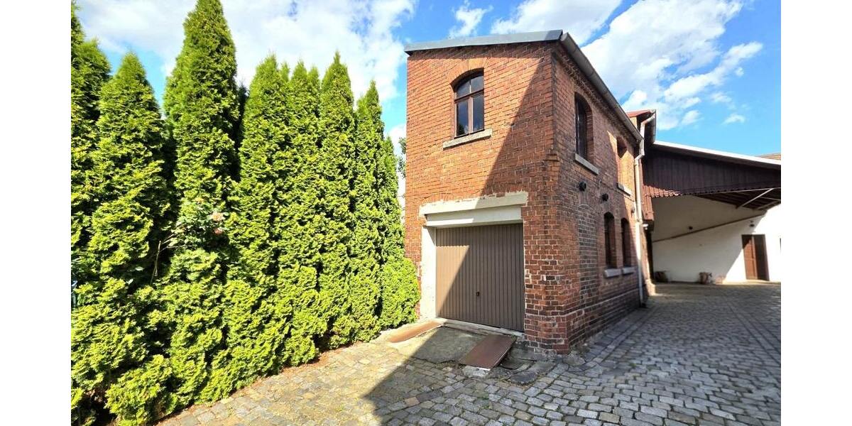 Nebengelass mit Garage