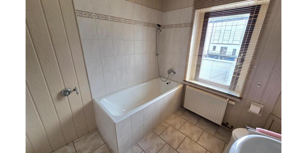 Bad mit Wanne im 2.OG