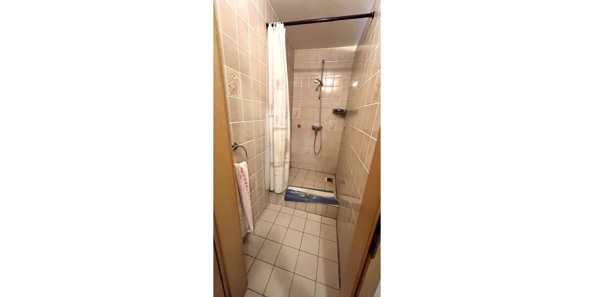Personal - Sanitärbereich mit Dusche im EG