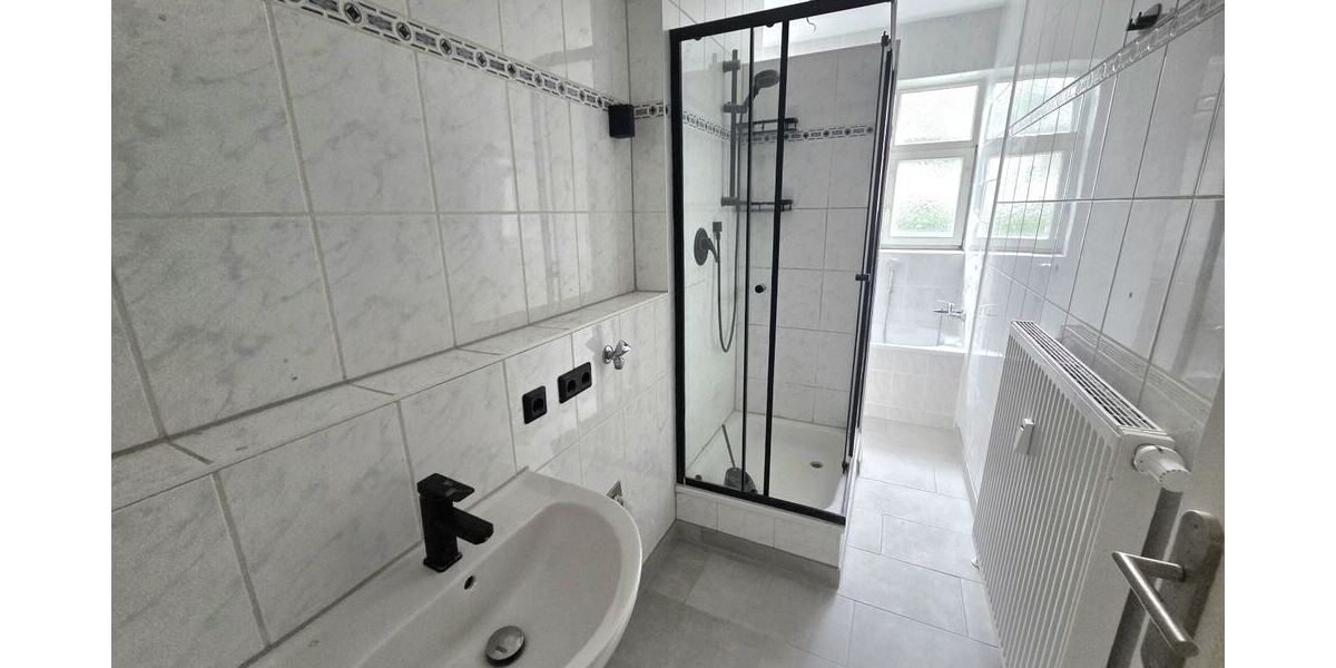 Tageslichtbad mit Dusche...