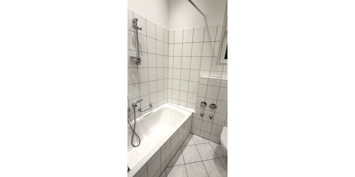 Bad mit Wanne, WC und Waschbecken
