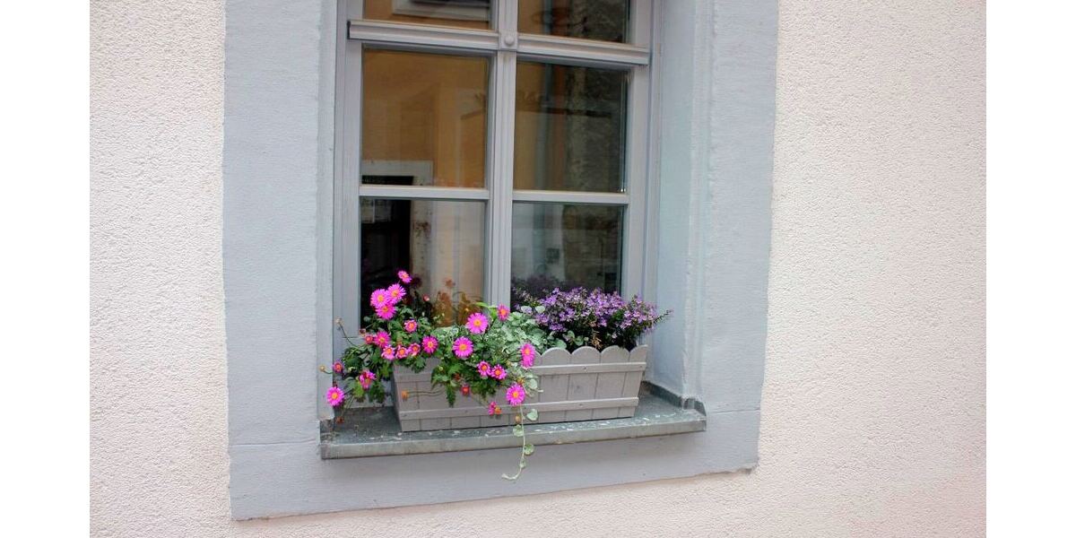 Fenster mit Blumenbank
