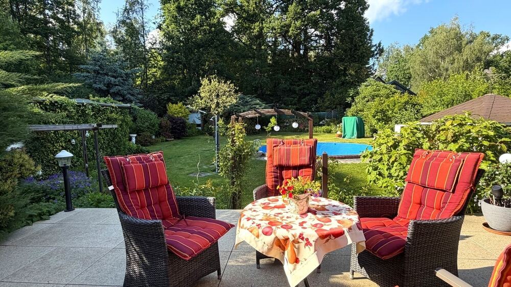 Terrasse mit Blick in den Garten