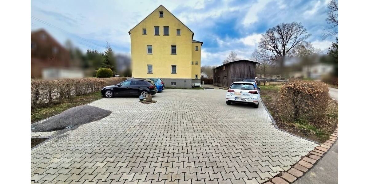 Zufahrt mit Stellplätzen