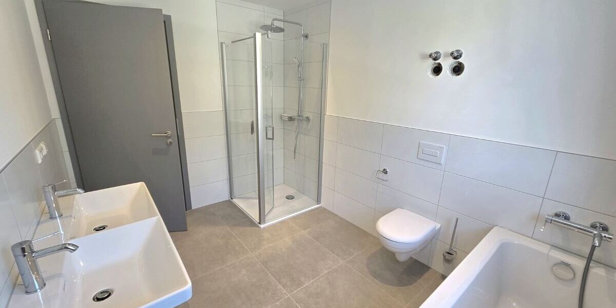 Tageslichtbad mit Badewanne...