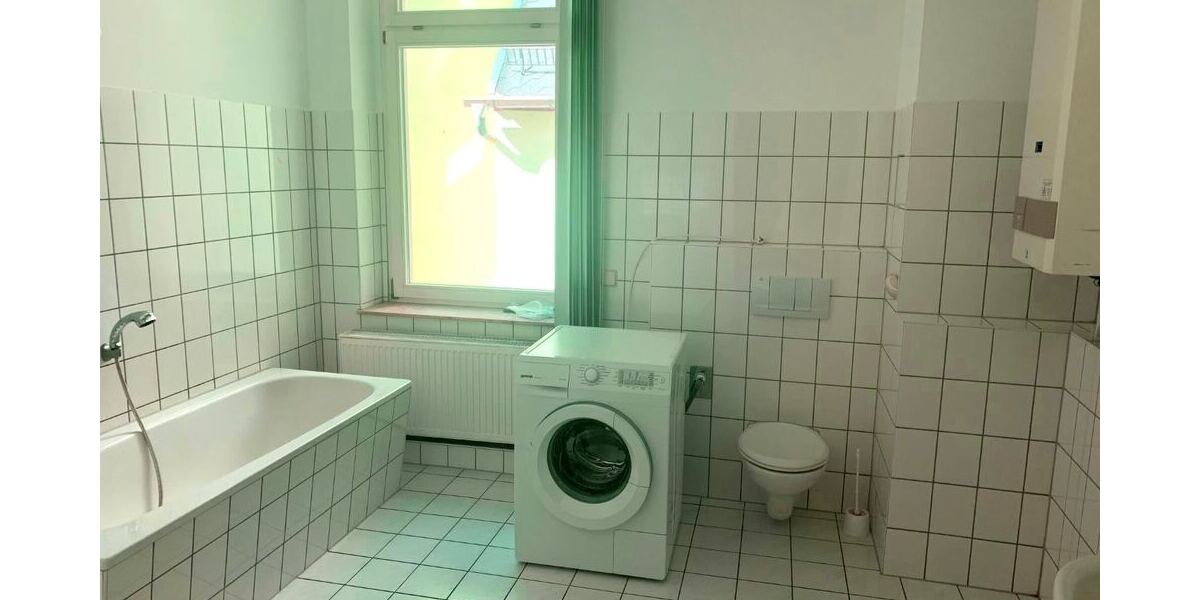 Bad mit Wanne, WC und Waschbecken 2.OG