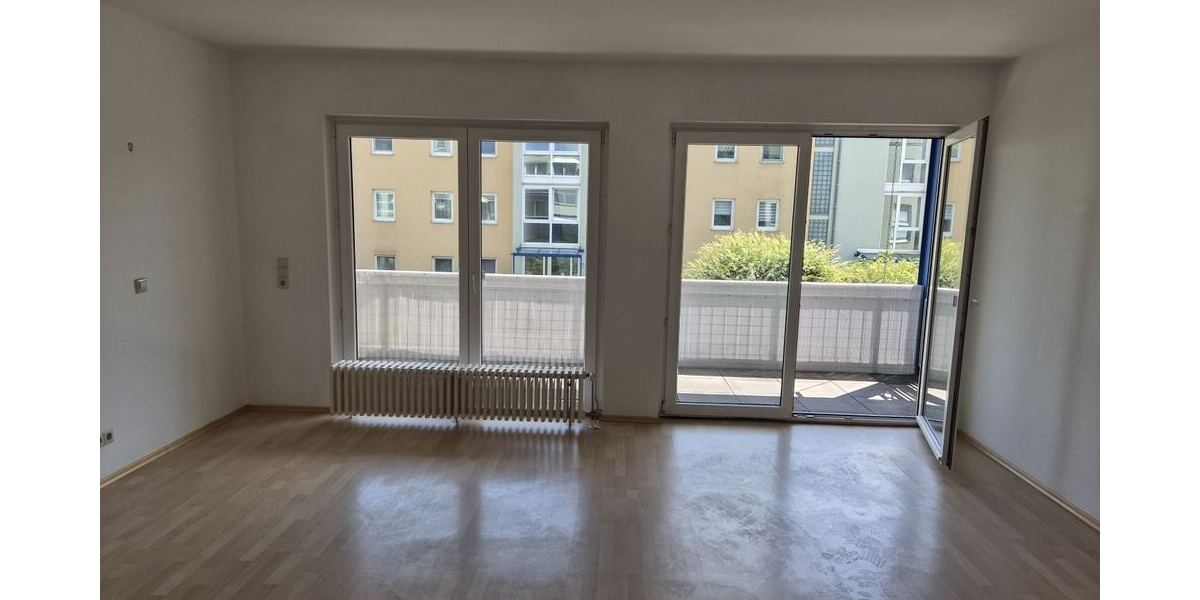 Wohnzimmer mit Zugang zum Balkon
