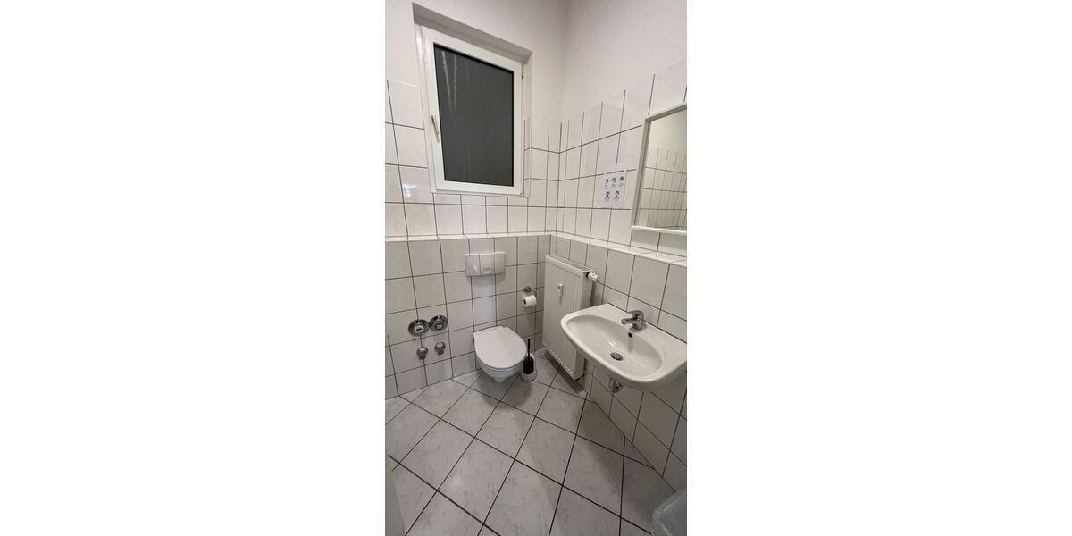 Bad mit WC, Wanne und Waschbecken