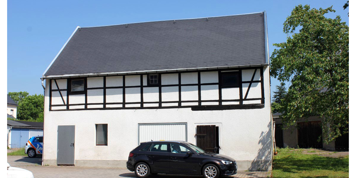 Nebengebäude mit Garage und Lagerräumen
