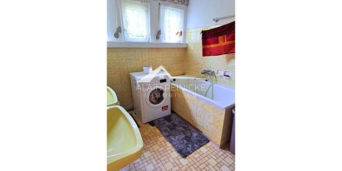 Bad mit Wanne _ Fenster _ Doppelwaschbecken