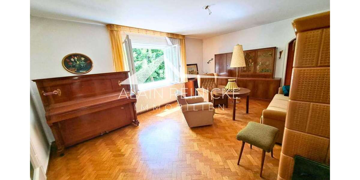 Wohnzimmer mit Kamin und Fischgrätparkett