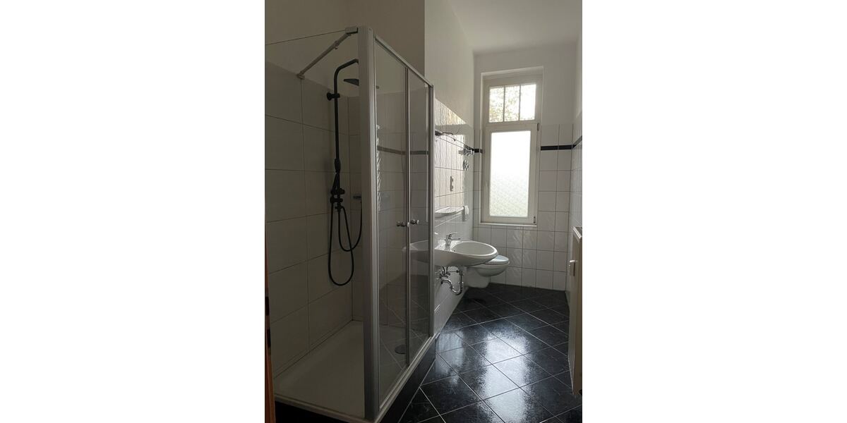 Bad mit großer Dusche und Fenster