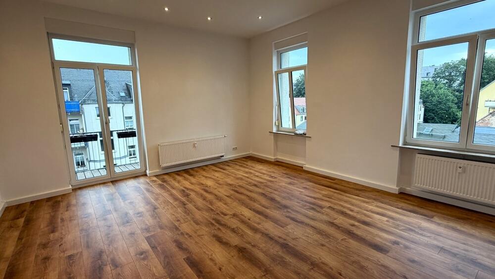 Wohnzimmer mit Ausgang zum Balkon