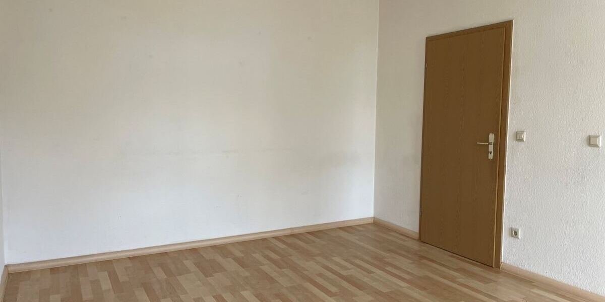 Wohnzimmer mit Tür zum Flur