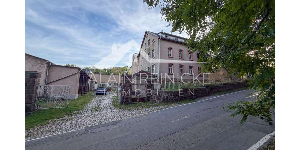 Einfahrt und Fabrik