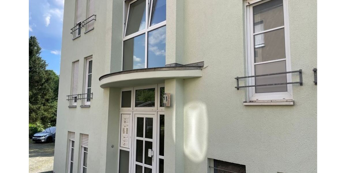 Hauseingang mit Wohnung im Souterrain links