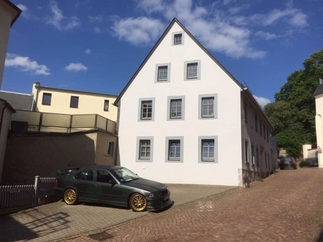 PKW Stellplatz vor dem Haus