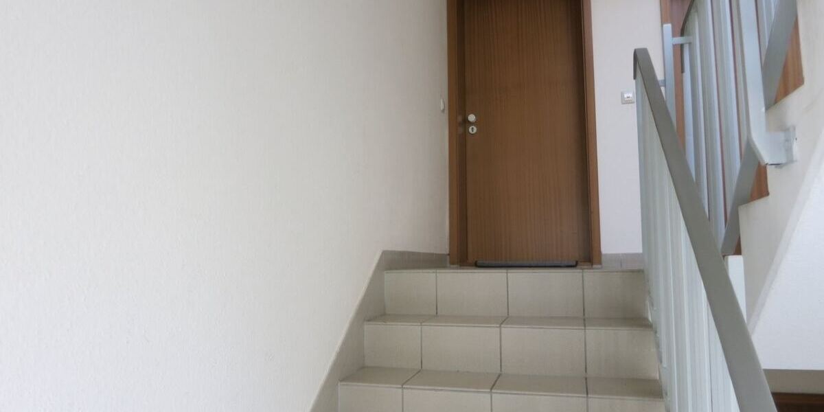 Treppenhaus mit Bsp. Wohnungstür