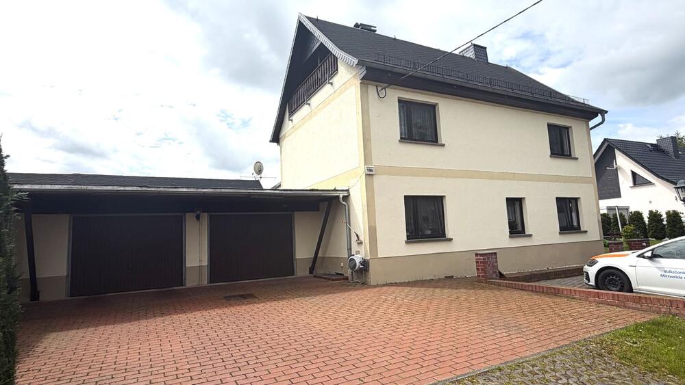 Hausansicht mit Doppelgarage