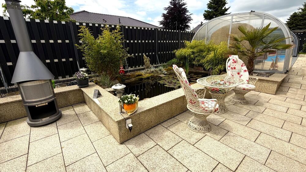 Terrasse mit kleinem Fischteich
