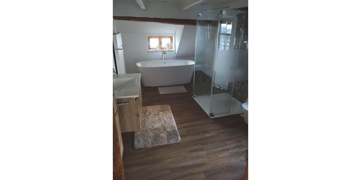 Bad mit Wanne, Dsuche und WC