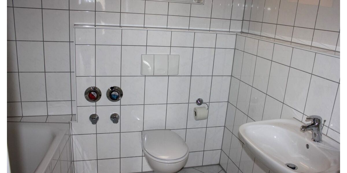 Bad mit Wanne, WC und Waschbecken