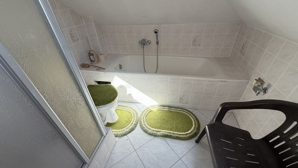 Bad mit Wanne, WC und Dusche im DG