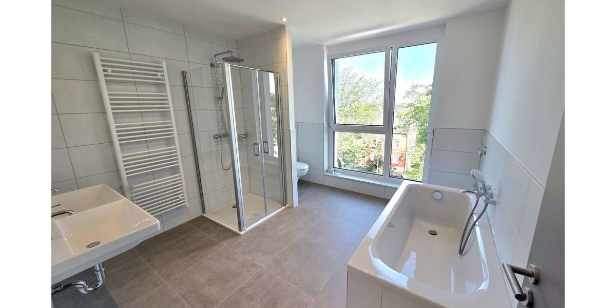 Tageslichtbad mit Badewanne...